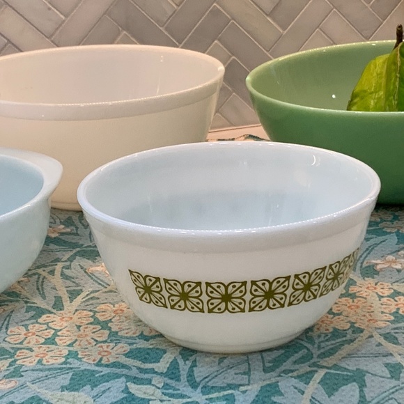 Vtg. Pyrex 1.5 qt Bowl, Autumn Floral (Verde) + NEW Retro Avocado Potholder - Picture 3 of 16